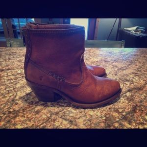 Super cute Frye booties